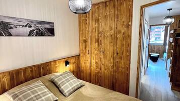 1 bedroom, travel crib, bed sheets