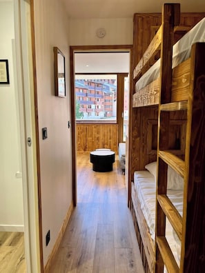 1 bedroom, travel cot, bed sheets