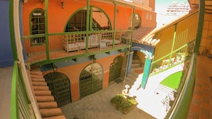 Un edificio a più piani con balconi, finestre ad arco e una scala.