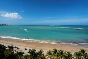 Plage, chaises longues, serviettes de plage