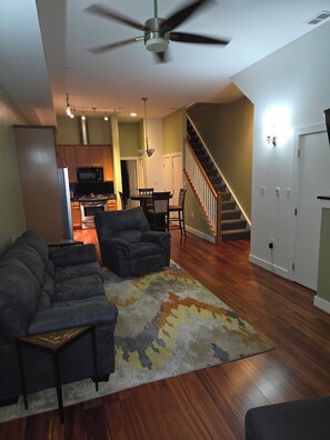 TV - Private/Cozy 2-bedroom, 2-bath condo excellent location in heart of NE D.C. (Washington)