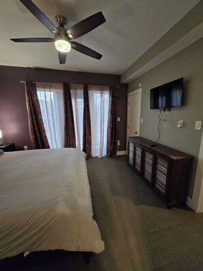 Iron/ironing board, WiFi, bed sheets, wheelchair access - Private/Cozy 2-bedroom, 2-bath condo excellent location in heart of NE D.C. (Washington)