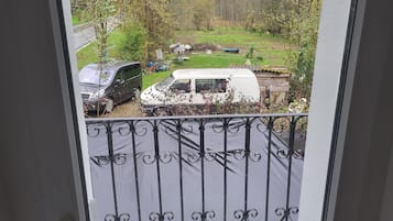 Familie vierpersoonskamer, 2 queensize bedden, balkon, uitzicht op rivier | Gratis wifi