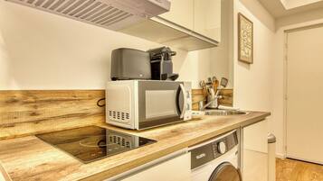 Réfrigérateur, micro-ondes, plaque de cuisson, cafetière/bouilloire