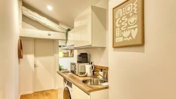 Réfrigérateur, micro-ondes, plaque de cuisson, cafetière/bouilloire