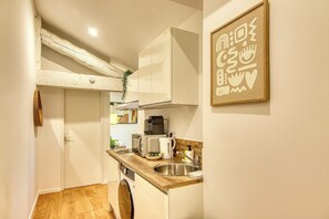 Fridge, microwave, stovetop, coffee/tea maker