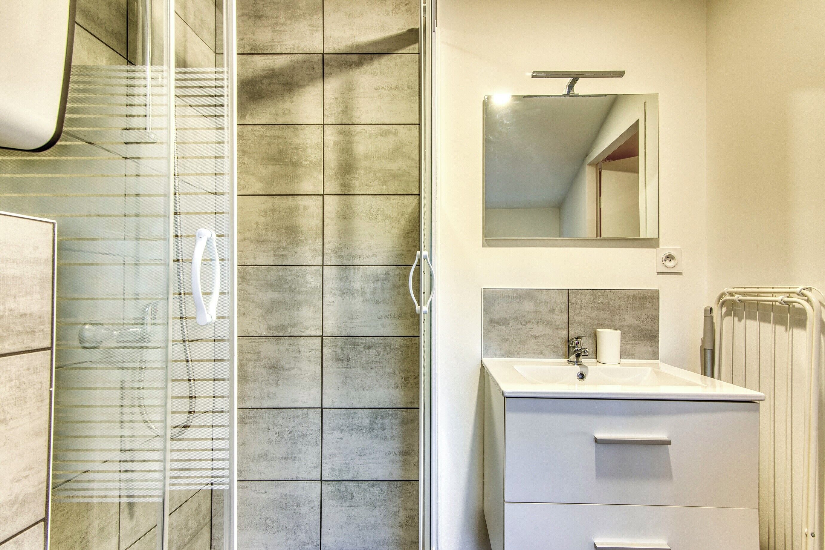 Een douche, een haardroger, handdoeken