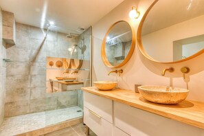 Een douche, een haardroger, handdoeken