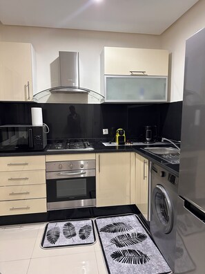 Refrigerador, microondas, horno, placa de cocina