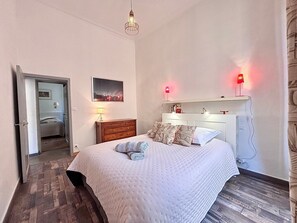2 bedrooms, desk, internet, bed sheets