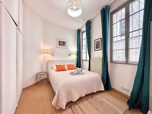 2 dormitorios, escritorio, Internet y ropa de cama