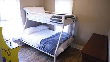 2 habitaciones, escritorio y tabla de planchar con plancha