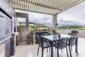 Outdoor dining - Beachside Escape in Ballito: Pizza Oven, Pool, Back - Up Power (Dolphin Coast)