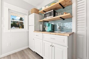 Kjøleskap, mikrobølgeovn, kokeplater og kaffetrakter/tekoker