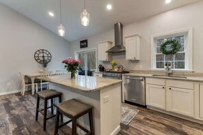 Fridge, microwave, oven, stovetop - Captain's Quarters (Wells)