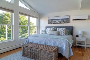 4 bedrooms, desk, iron/ironing board, travel crib