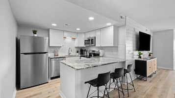 Refrigerador, microondas, horno y parrilla de estufa