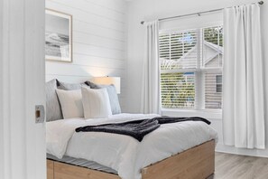 3 habitaciones, escritorio y tabla de planchar con plancha 
