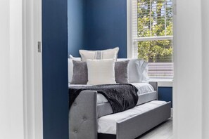 3 Schlafzimmer, Schreibtisch, Bügeleisen/Bügelbrett, Reisekinderbett