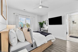 3 slaapkamers, een bureau, een strijkplank/strijkijzer, reisbedje