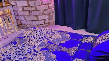1 habitación, tabla de planchar con plancha, wifi gratis y ropa de cama