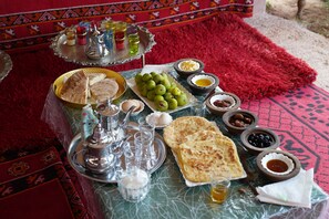 Desayuno con opciones de la cocina local incluido todos los días 