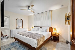 4 bedrooms, desk, iron/ironing board, travel crib - Olas Oasis - Chic Luxe House + Pool for 10 (Fort Lauderdale)