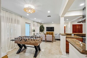 Game room - Olas Oasis - Chic Luxe House + Pool for 10 (Fort Lauderdale)