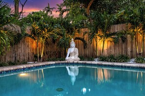 Outdoor pool, a heated pool - Olas Oasis - Chic Luxe House + Pool for 10 (Fort Lauderdale)