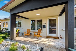 Exterior detail - Olas Oasis - Chic Luxe House + Pool for 10 (Fort Lauderdale)