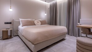 Una camera da letto moderna con un letto grande, comodini, una scrivania e una finestra con tende.