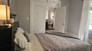 2 bedrooms, desk, iron/ironing board, WiFi - Charming Heritage Home by YSU (Youngstown)