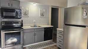 Refrigerador, microondas, horno y parrilla de estufa 