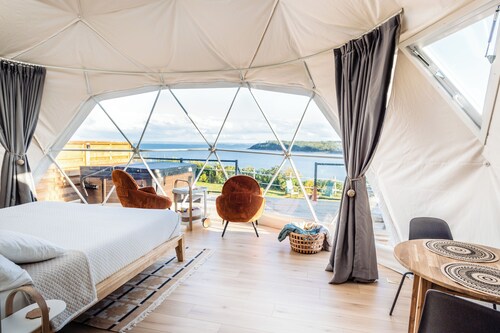 Cribbons Coastal Dome Cozy Cliff Glamping: Beach and Hot tub - Pet Friendly
