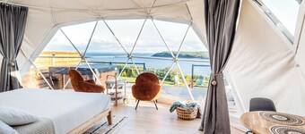 Cribbons Coastal Dome Cozy Cliff Glamping: Beach and Hot tub - Pet Friendly