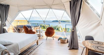 Cribbons Coastal Dome Cozy Cliff Glamping: Beach and Hot tub - Pet Friendly