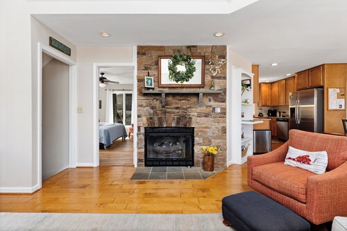 Wintergreen Resort - Mountain home w/4-bedroom 3 bath, Hot Tub & Wifi