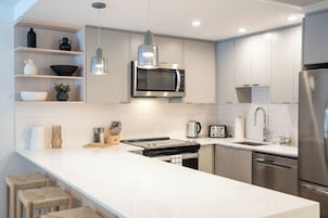 Refrigerador con freezer, microondas, horno, placa de cocina