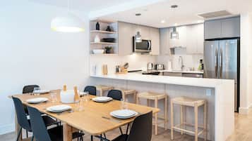 Comfort Condo, Balcony, Mountain View | In-room dining