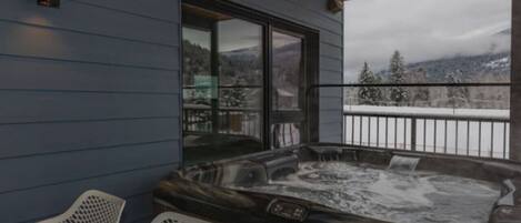 Comfort Condo, Balcony, Mountain View | Private spa tub