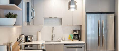 Appart'hôtel Confort, balcon, vue montagne | Cuisine privée | Grand réfrigérateur, micro-ondes, four, plaque de cuisson