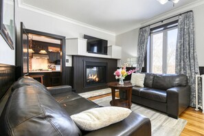 Una televisión, una chimenea, un reproductor estéreo