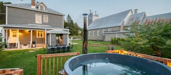 Château Saint-Émile, Heritage Lakefront & Hot Tub