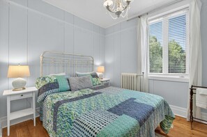 Escritorio, tabla de planchar con plancha, cuna de viaje y wifi 