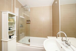 Hair dryer, towels, soap, toilet paper - Executive 1BR Zone1 | Smart TVs+Fast Wi-Fi (Dartford)