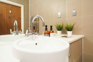 Haartrockner, Handtücher, Seife, Toilettenpapier