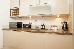 Microwave, oven, stovetop, dishwasher - Executive 1BR Zone1 | Smart TVs+Fast Wi-Fi (Dartford)