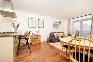 Interior - Executive 1BR Zone1 | Smart TVs+Fast Wi-Fi (Dartford)