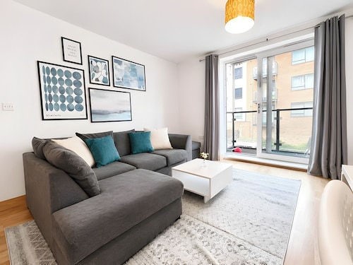 Bluewater Retreat | Modern 2BR • WiFi + Parking