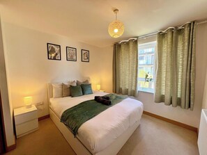 2 bedrooms, iron/ironing board, Internet, bed sheets